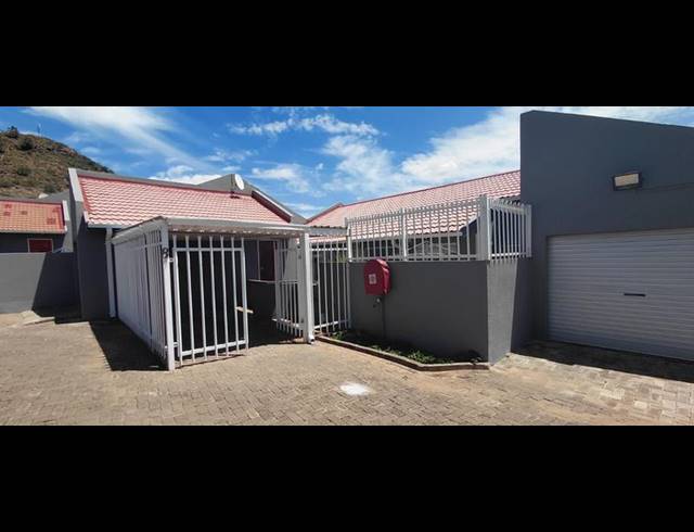 3 BEDROOM TOWNHOUSE FOR SALE IN LANGENHOVENPARK